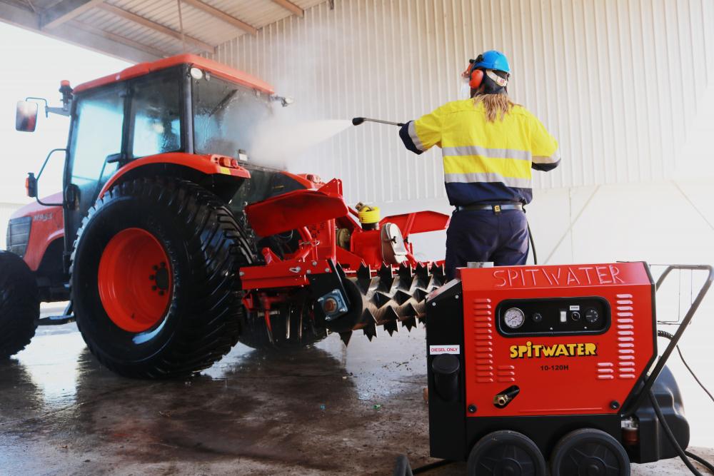 Cleaning down a Tractor with a Hot Water SPITWATER Pressure Cleaner